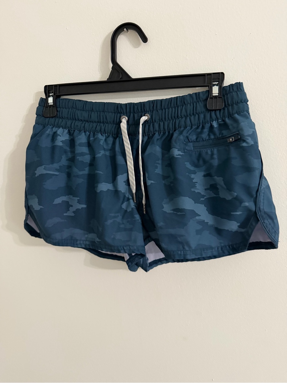Vuori Clementine 2” Shorts Sz Small Camo Lined
